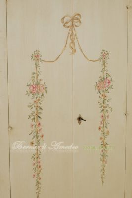 Armadietto stipetto 2 ante in legno laccato con decori stile classico